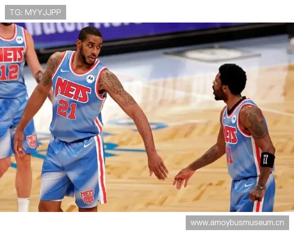 菲尔米诺与本泽马：伪九号功能分化，前者更重回撤组织，后者倾向禁区终结