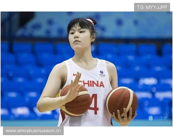 李月汝训练完逛超市手拿几百块零食袋子多得像抢劫现场，不像篮球运动员亲戚还笑场了