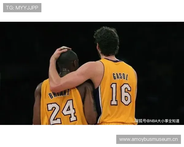 看到保罗·乔治在私人飞机旁自拍，我的公交卡都想辞职了