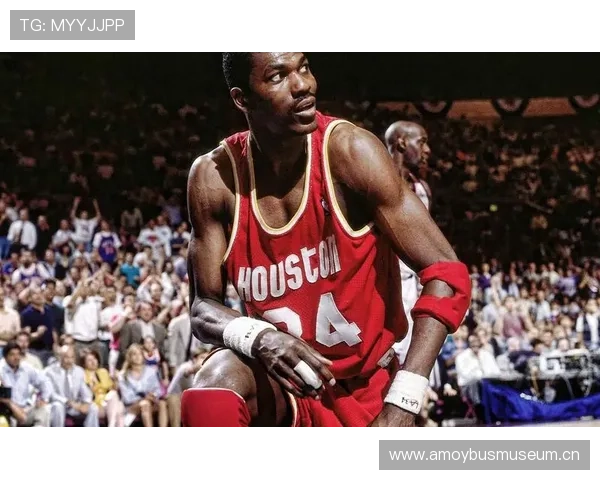 奥拉朱旺低位单打效率超比尔·兰比尔彰显统治内线能力